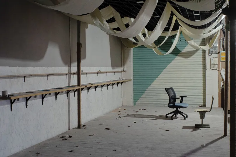 挂在天花板上的一个房间 一把椅子