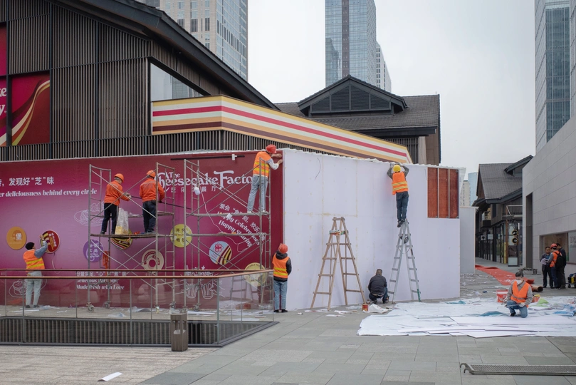 建筑工人正在城市中的建筑物上工作。