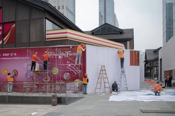 建筑工人正在城市中的建筑物上工作。