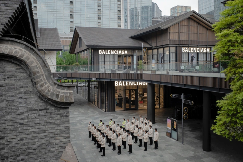 一群穿制服的士兵站在大型建筑前 排成整齐的队伍。