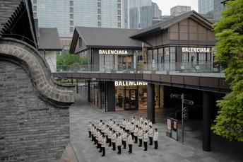 一群穿制服的士兵站在大型建筑前 排成整齐的队伍。