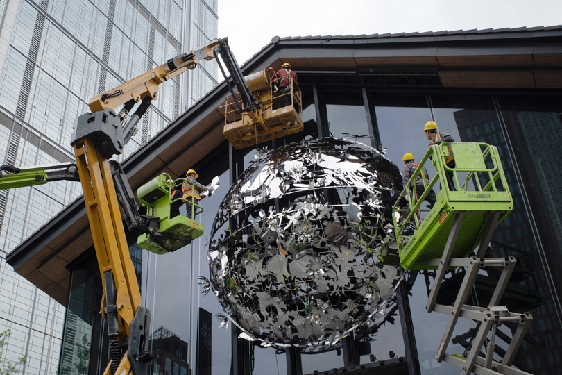 起重机正在吊起一个大型球。