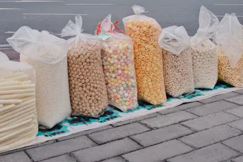 街边上的塑料袋里装着糙米和豆子