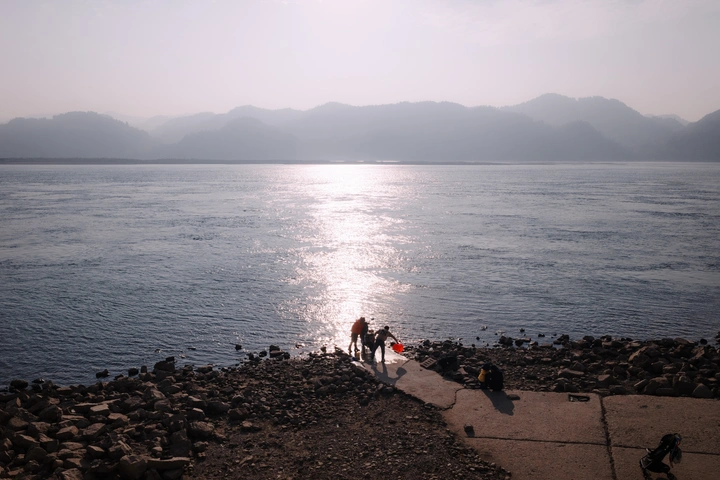 峡江边