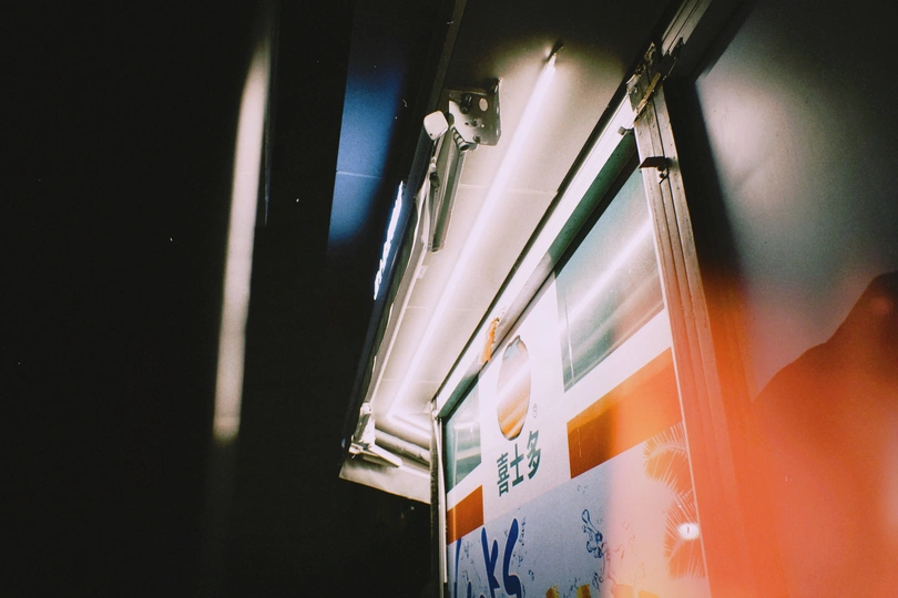 带有墙上的灯的火车或地铁