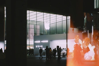 夜晚 一大群人在一间大房间里站着