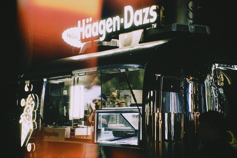 街上的食物卡车 有人和霓虹灯