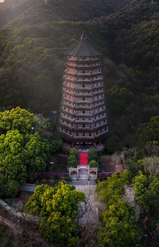 周围环绕着山丘和城市的一座高塔