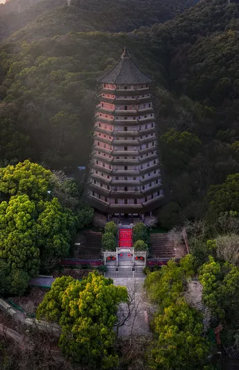 周围环绕着山丘和城市的一座高塔