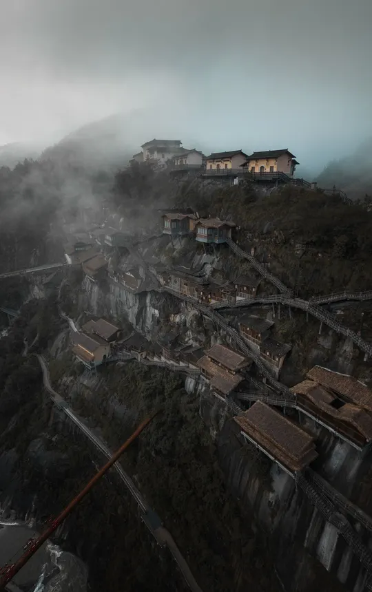 山顶上的一个小村庄或小镇 有云雾缭绕。