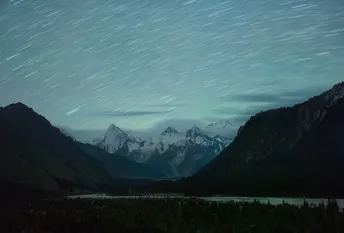 夜晚被星星点亮的山脉
