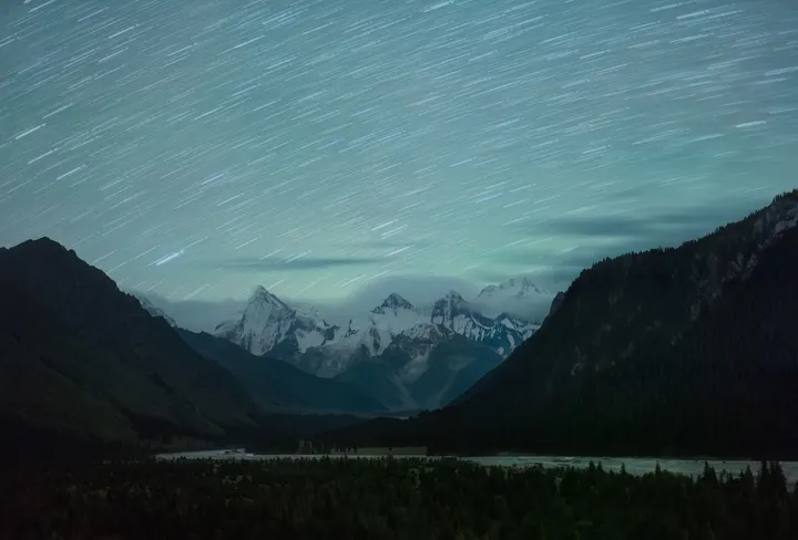 夏塔木扎尔特雪山星空