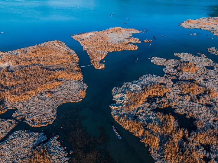 湖边的山峦 aerial view