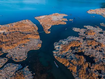 湖边的山峦 aerial view