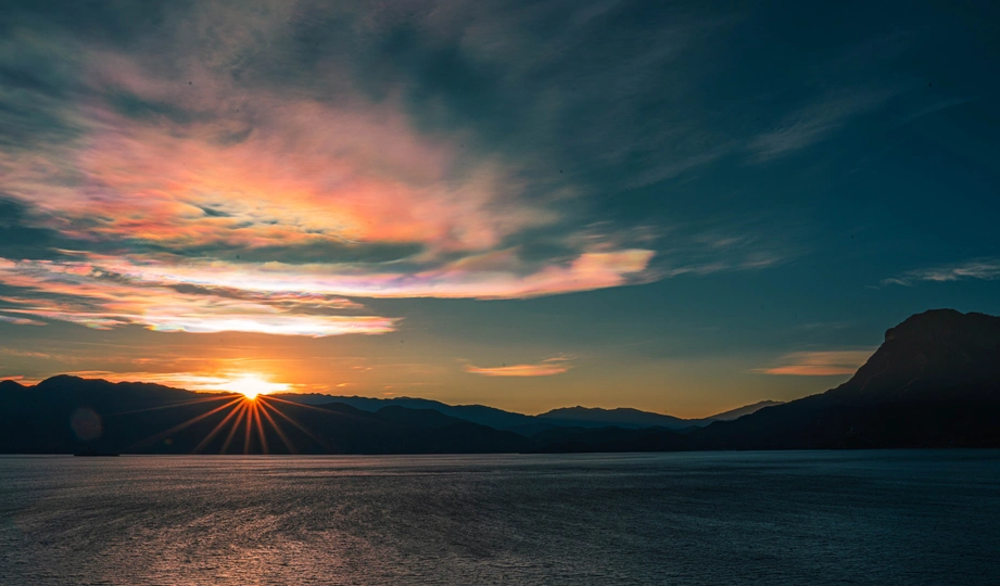 夕阳或日出时 背景是山脉的湖泊
