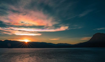 夕阳或日出时 背景是山脉的湖泊