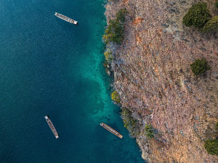 一个小岛湾边的空中视图 海水呈蓝色