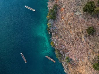 一个小岛湾边的空中视图 海水呈蓝色