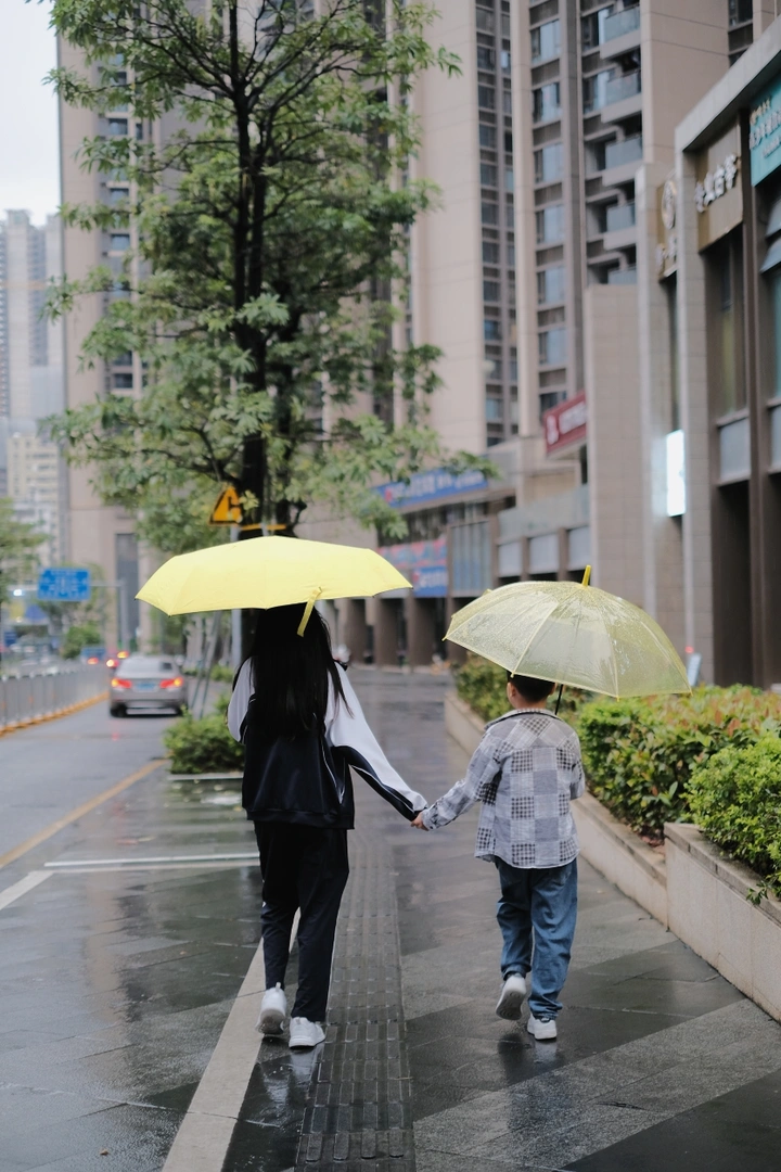 下雨天小朋友