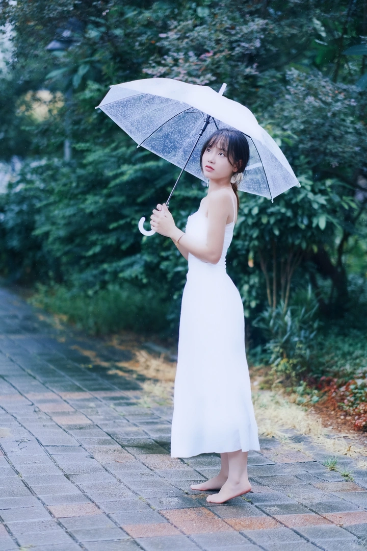 下雨天的少女
