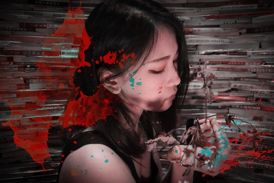 一个涂着颜料的年轻女子