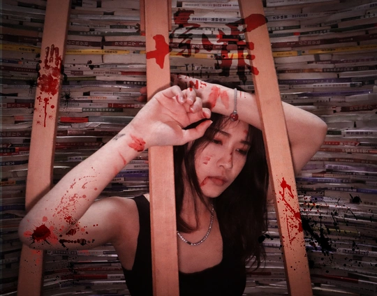 站在梯子前 举着双手在头顶上的女人