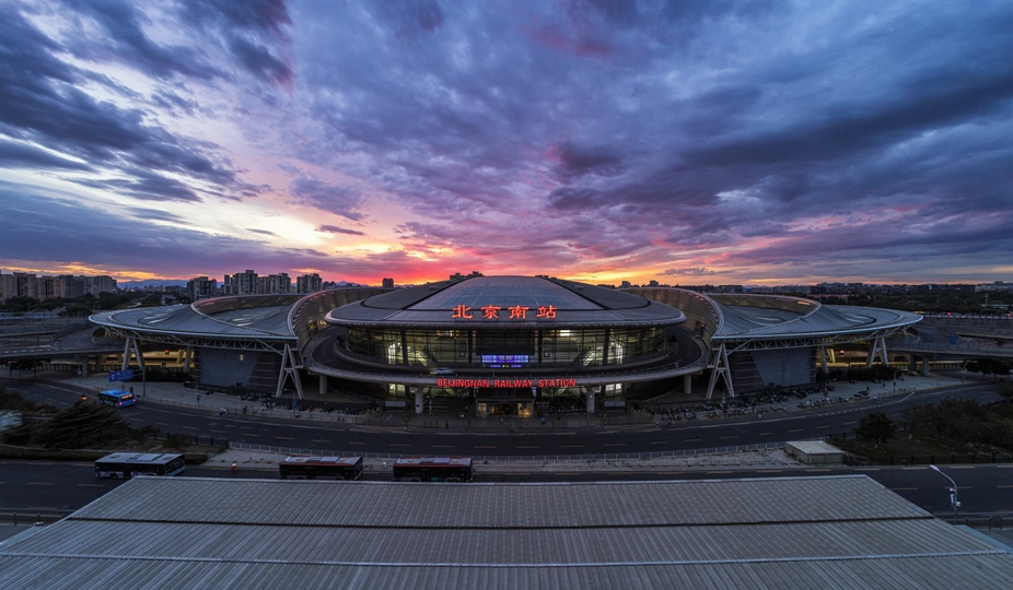 夕阳西下 一座体育场