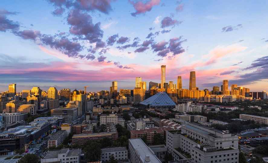 夕阳下或黄昏时的城市天际线