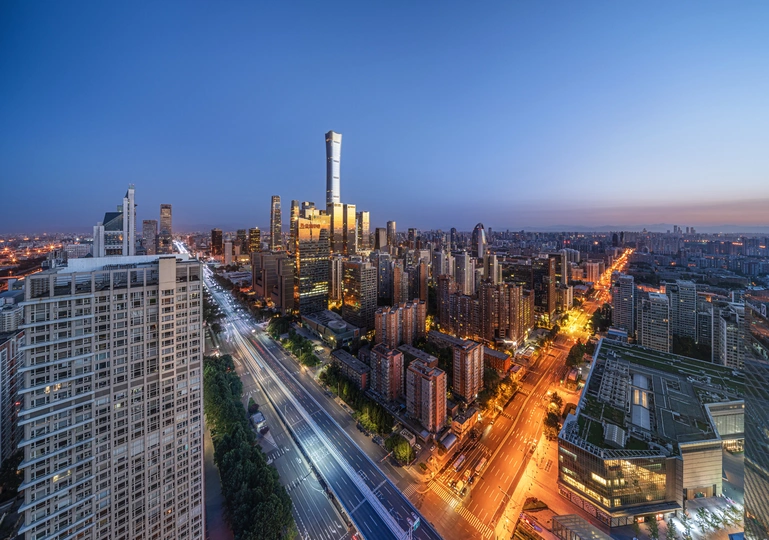 暮色中的城市 前景中有高楼大厦。