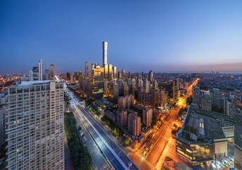 暮色中的城市 前景中有高楼大厦。