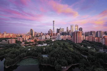 夕阳下的城市天际线