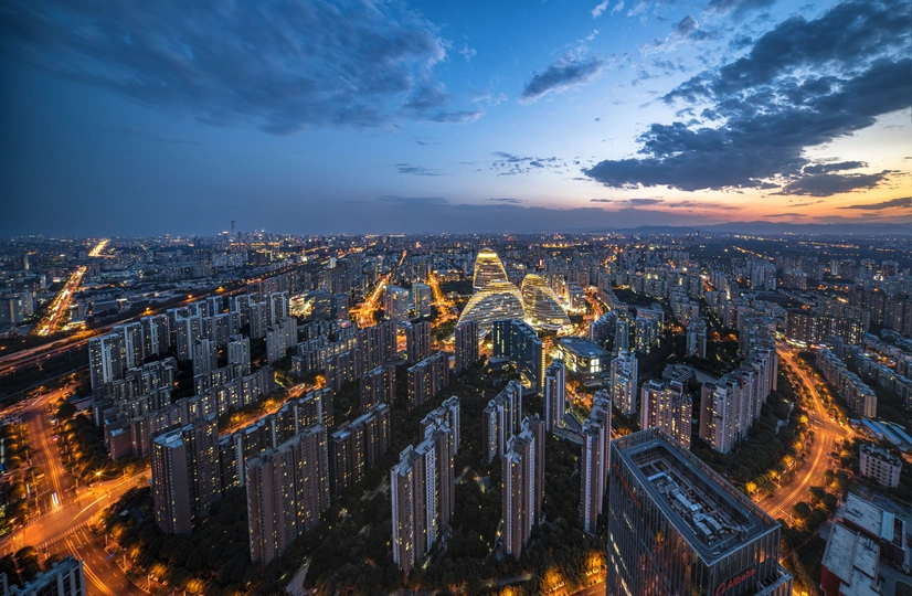 夕阳下的城市或黄昏时分的高楼