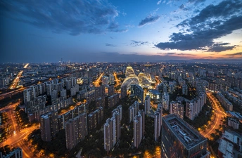 夕阳下的城市或黄昏时分的高楼