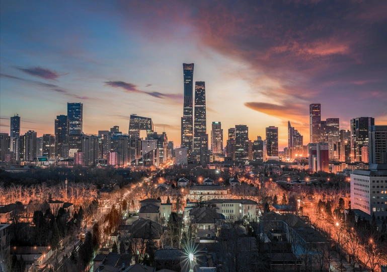 夕阳下的城市 前景中有天际线和建筑