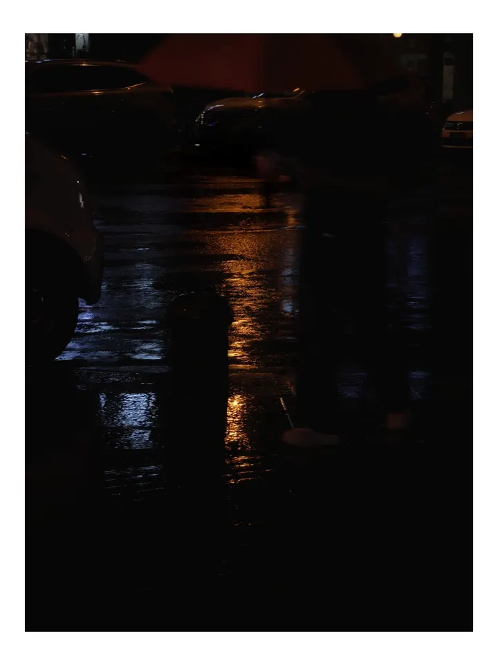 雨夜地铁口