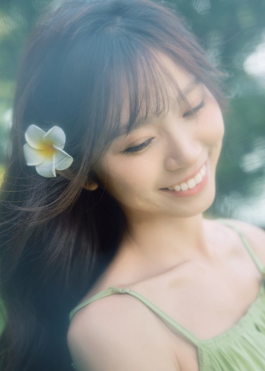 一位美丽的年轻女子穿着绿色裙子 头戴白色花朵的肖像