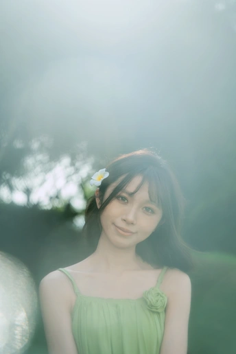 一位穿着绿裙子的年轻女子 头戴花