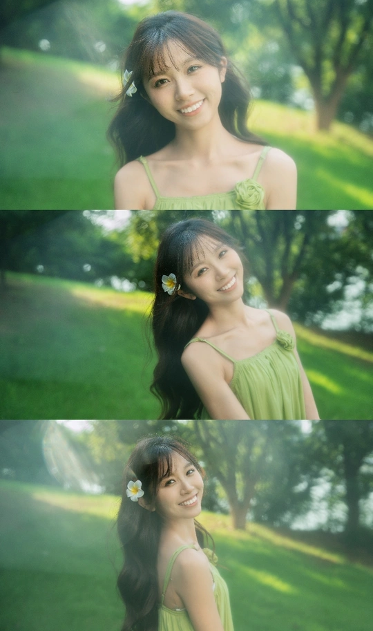 一位穿着绿裙子的年轻女子 头戴花