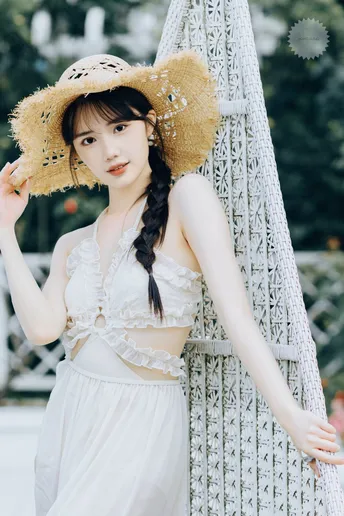 一位穿着白色连衣裙和草帽的美丽女士