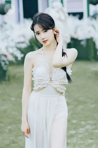 一位穿着全白衣服的女子在草地上