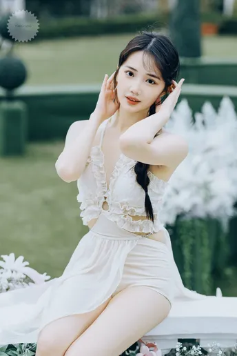 一位穿着白色连衣裙的美丽女士