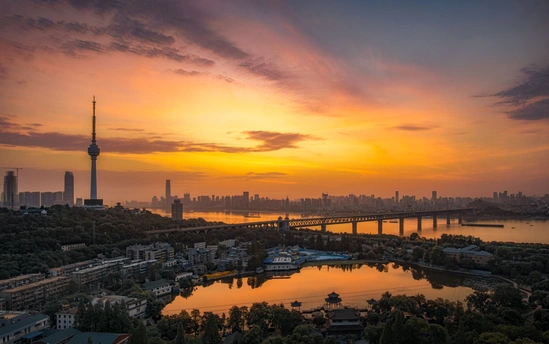城市中的日落 前景为河流