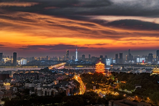 背景有夕阳的城市夜景