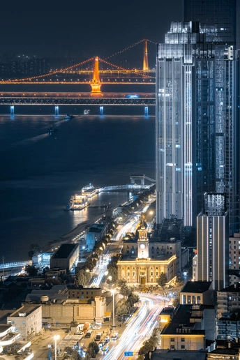 夜晚被高楼大厦和一座桥点亮的城