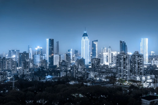 夜幕下的城市照片 天线上有摩天大楼