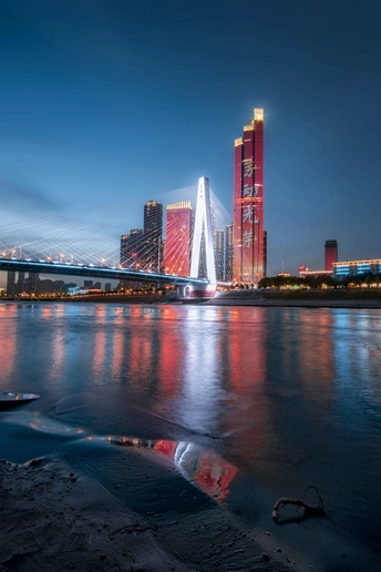 夜晚被高楼大厦点亮的城