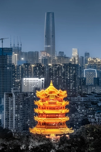 夜晚的城市景观 高大的建筑和摩天大楼