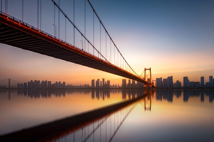 水上的一座桥 背景是一座城市