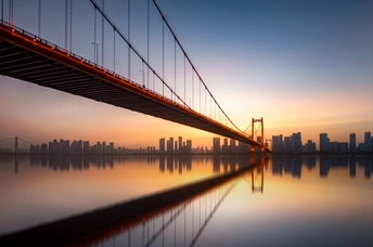 水上的一座桥 背景是一座城市