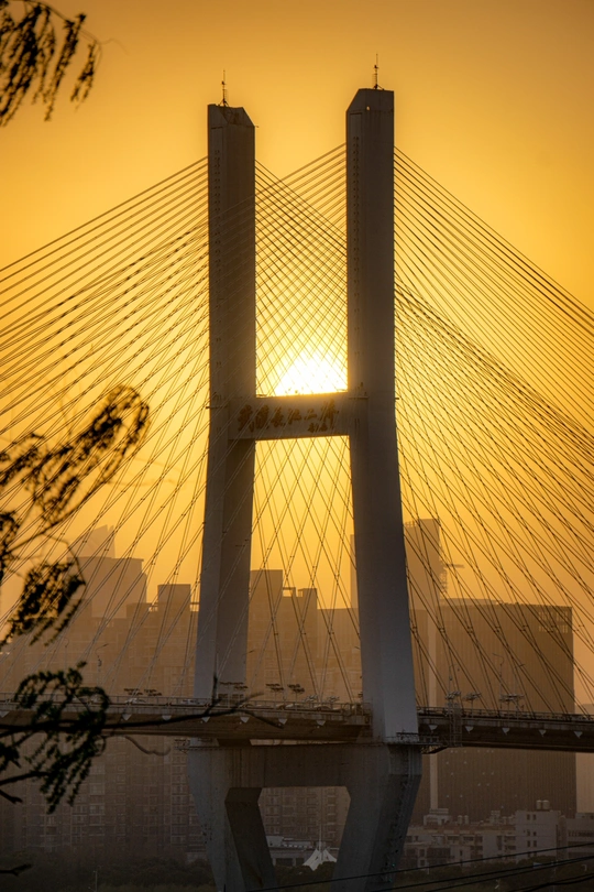 太阳落在新桥后面的河上。